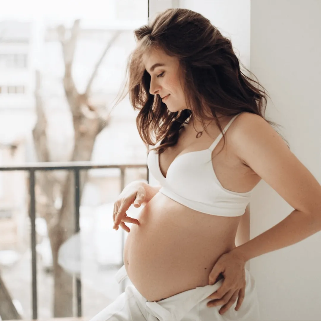 Profilo di donna incinta in natura | NIPT by GenePlanet