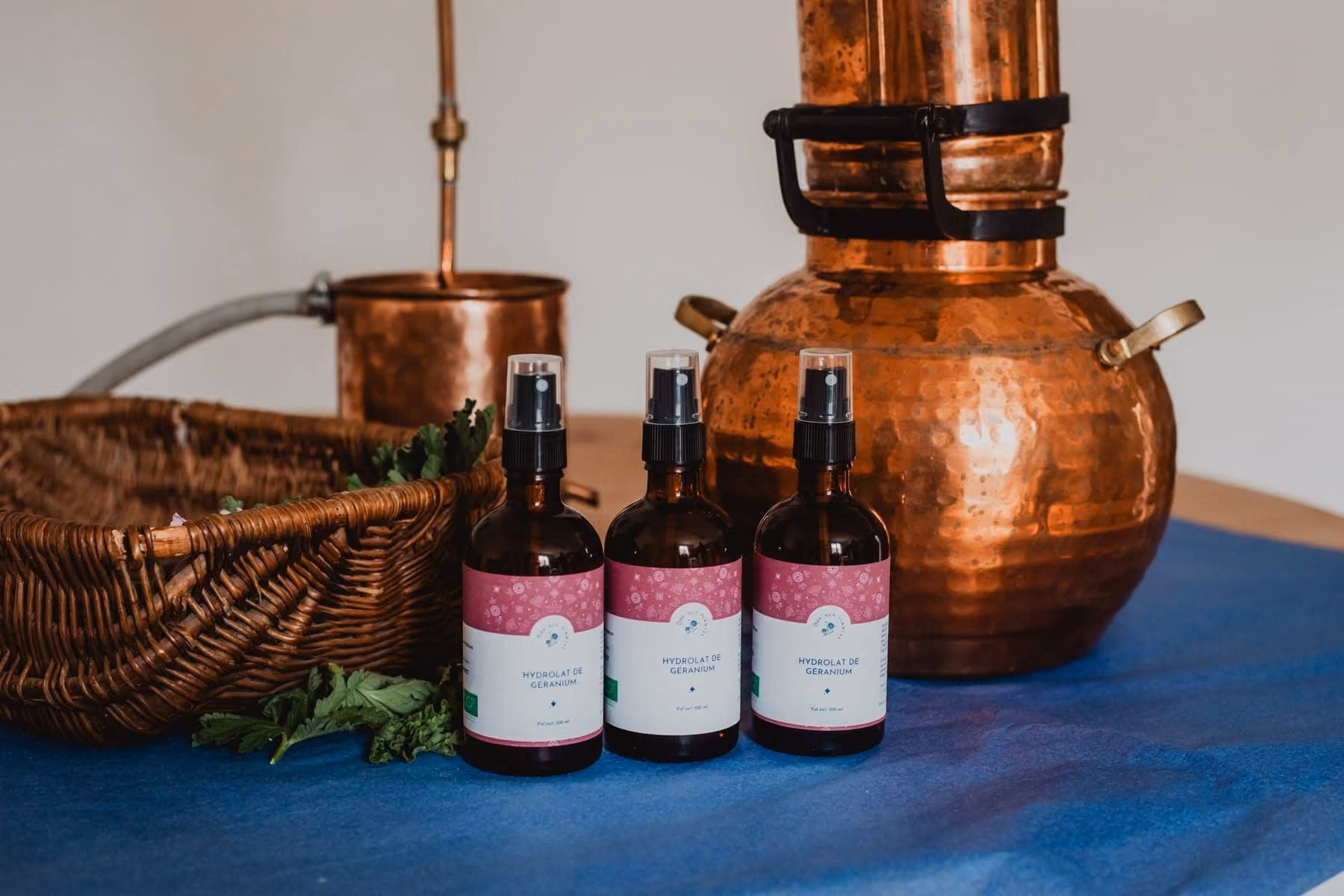 Alambic avec les produits distillés