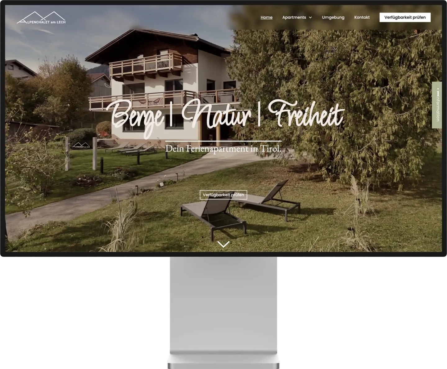Ferienchalet mit Balkon, Sonnenliegen und Garten in Tirol unter klarem Himmel.