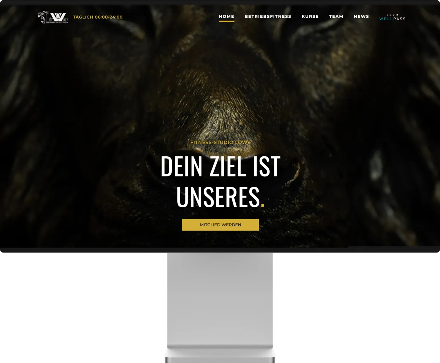 Nahaufnahme eines schwarzen Löwenkopfs mit goldener Schrift: Dein Ziel ist unseres, Button Mitglied werden.