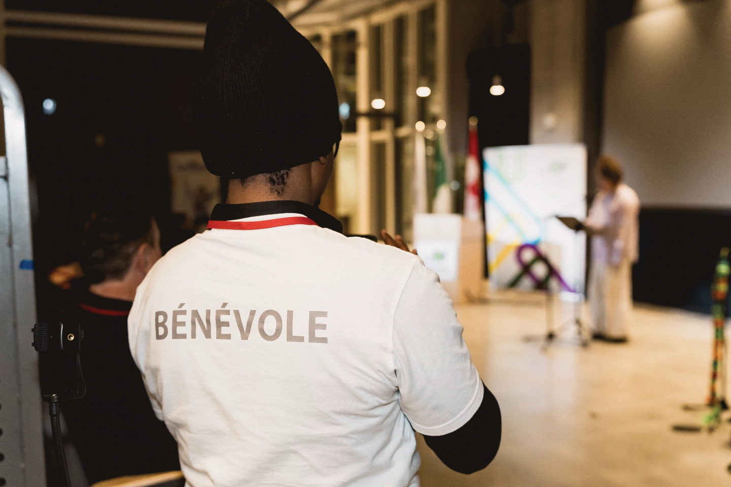 Bénévole prenant une photo lors d'une édition du Salon du Livre