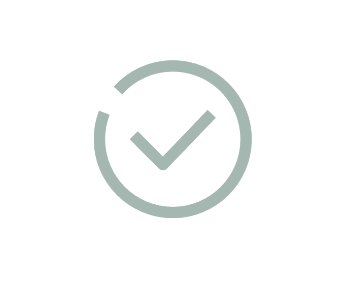 Icône de coche gris clair dans un cercle incomplet représentant une validation.