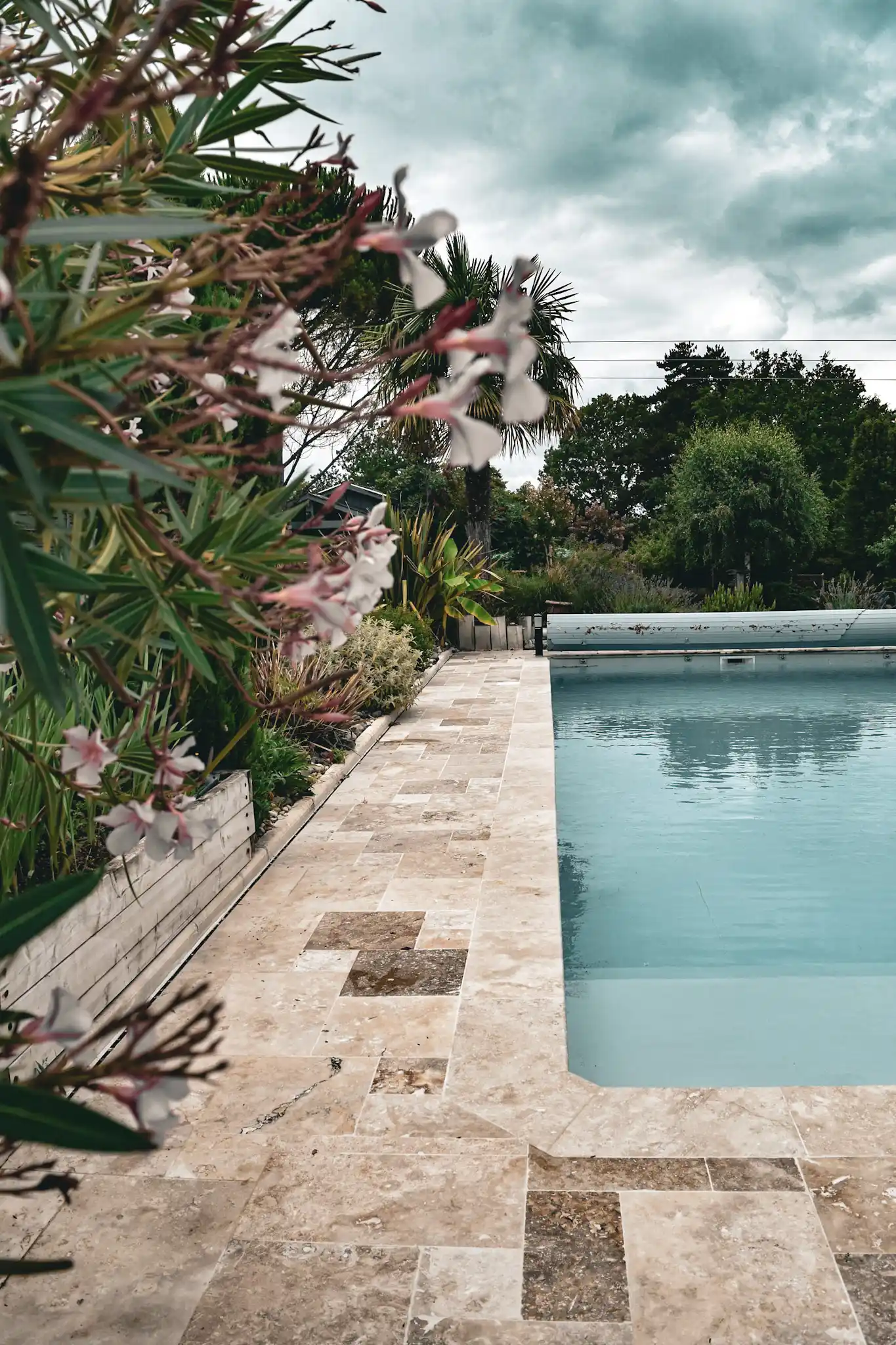 Terrasse en pierre naturelle au bord d’une piscine dans un aménagement extérieur