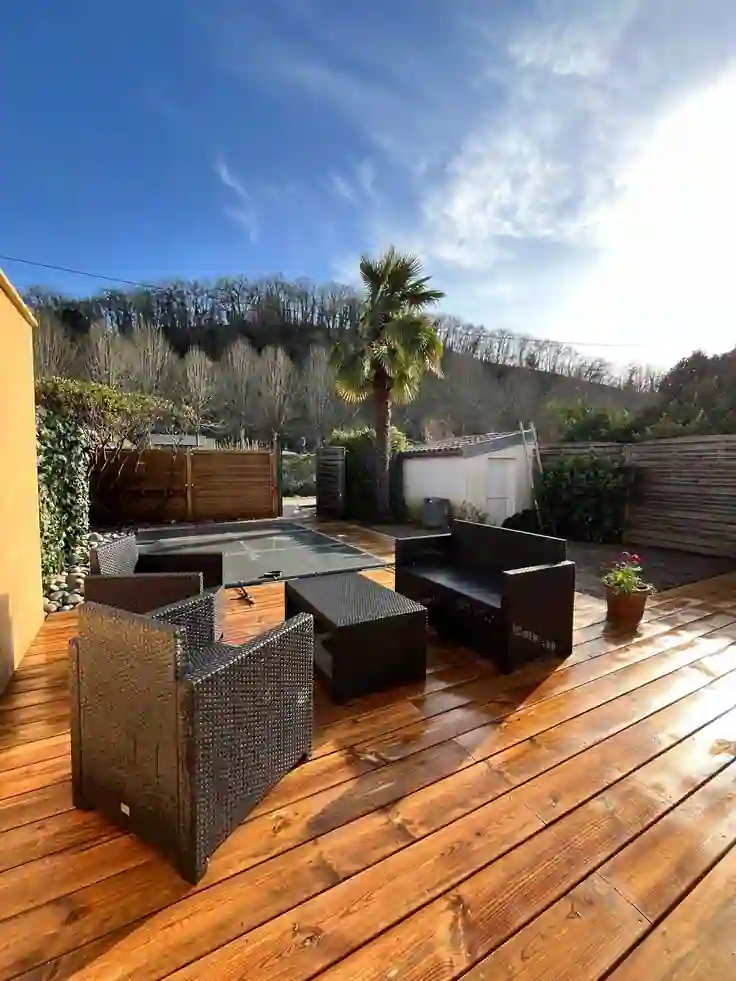 Réalisation d'une terrasse bois en Dordogne par les équipes paysagistes de Jaroussie