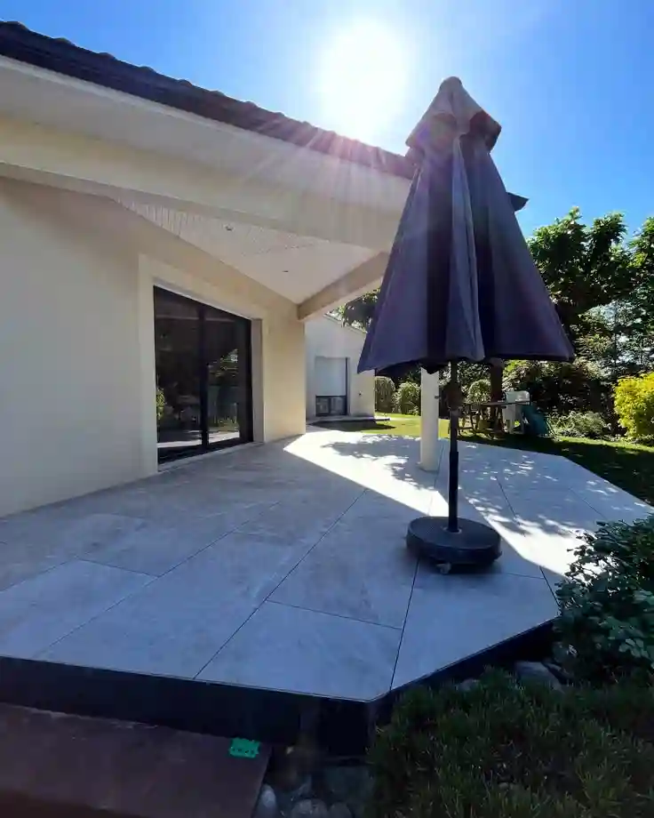Création d'une terrasse en carrelage grand format en Dordogne