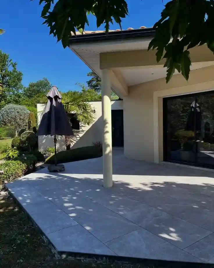 Création d'une terrasse en carrelage grand format en Dordogne