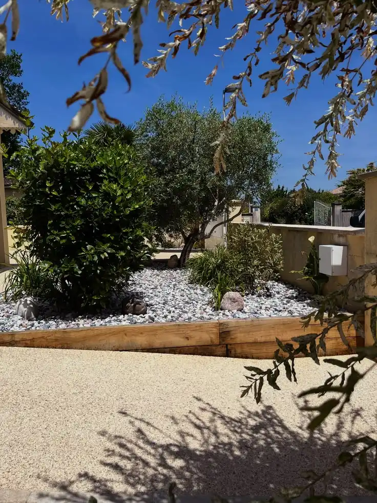 amenagement-beton-desactive-massifs-galets-vegetaux-dordogne
