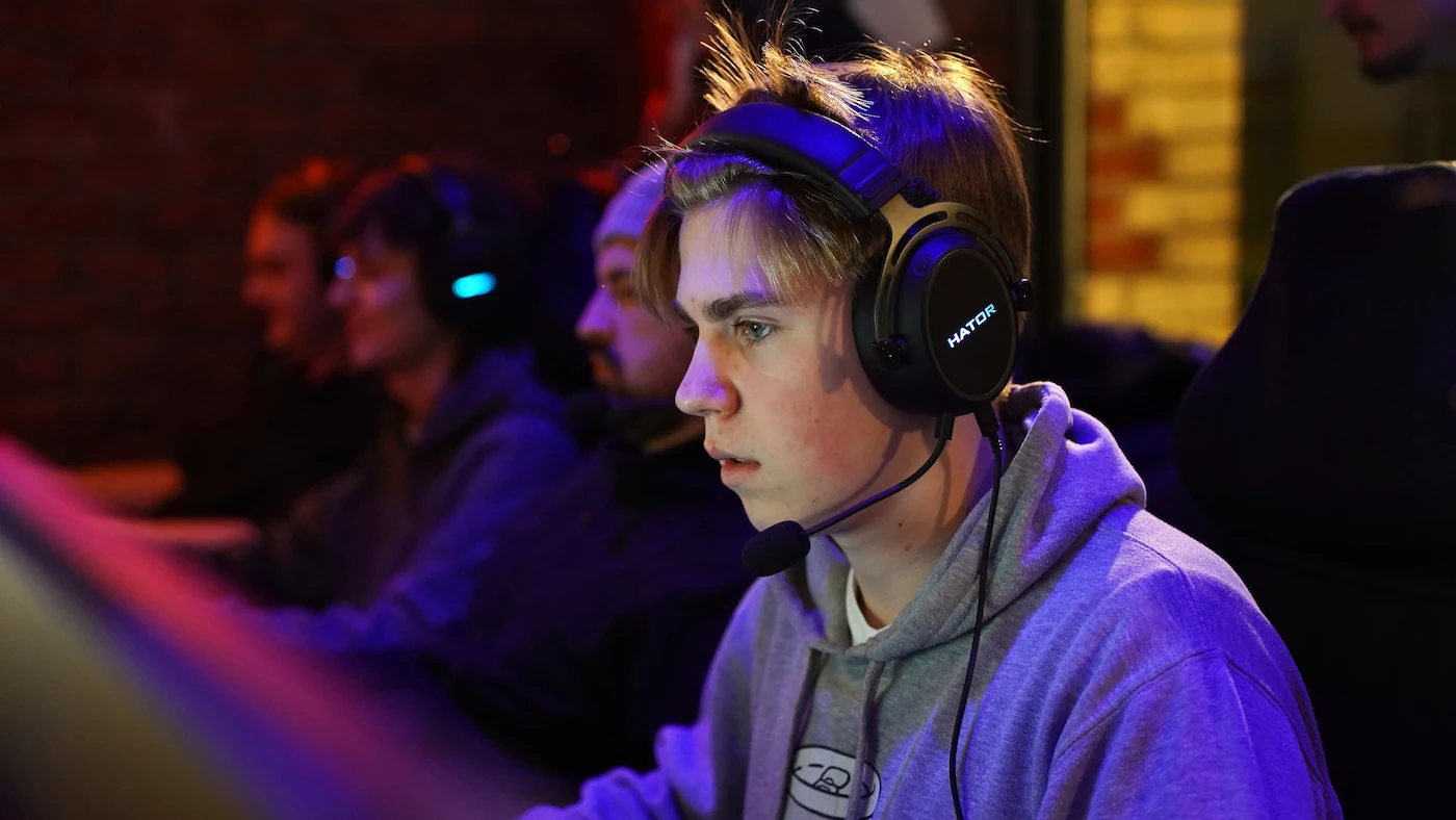 Gast mit einem Gaming Headset spielt konzentriert am PC