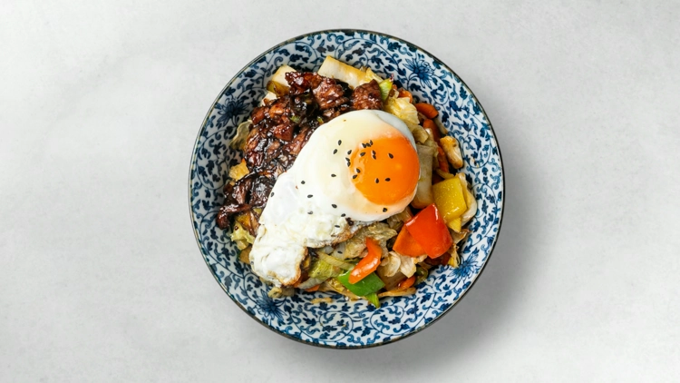 Ein Foto von einem Teller Bibimbap Beef