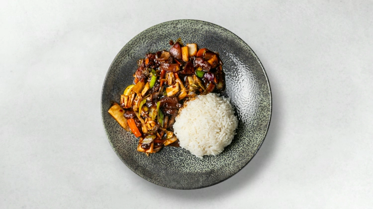Ein Foto von einem Teller Krapao Beef