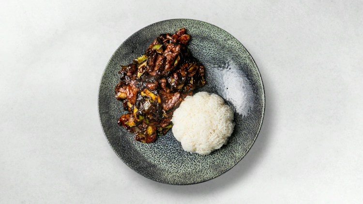 Ein Foto von einem Teller Mongolian Beef