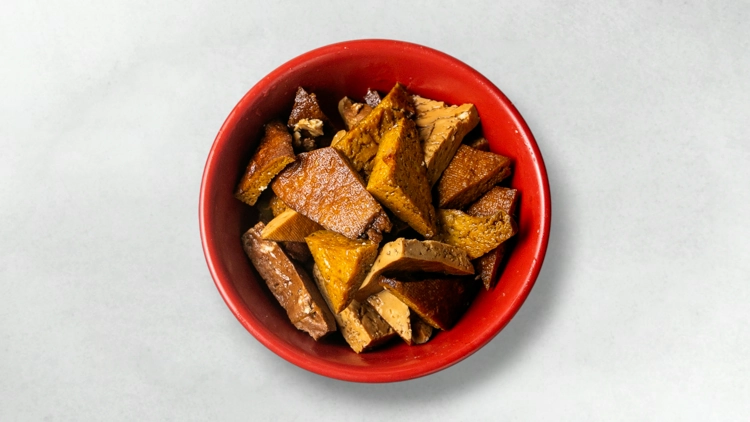 Ein Foto von einer Schüssel voll Tofu Sticks