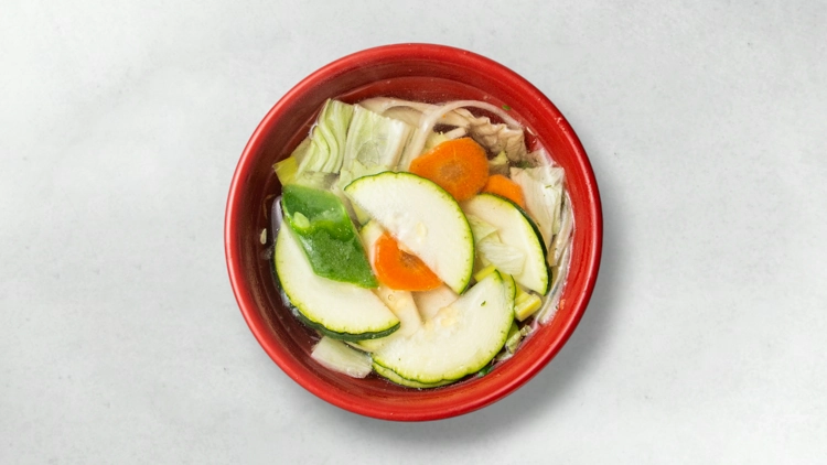 Ein Foto von einer Schüssel Gemüsesuppe
