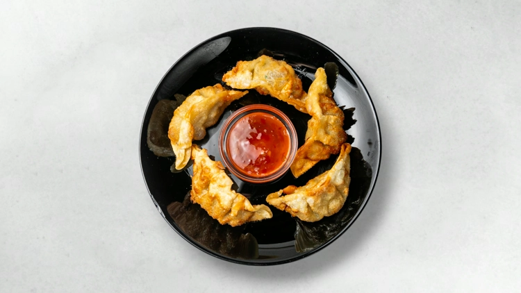 Ein Foto von einem Teller Gyoza Huhn