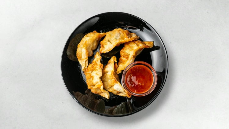 Ein Foto von einem Teller veganer Gyoza