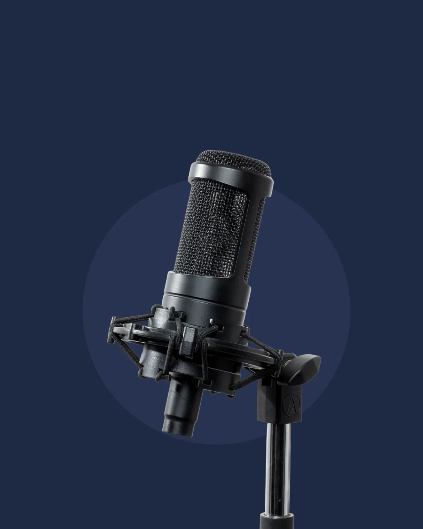 Schwarzes Studio-Kondensatormikrofon an einem Mikrofonständer vor blauem Hintergrund.