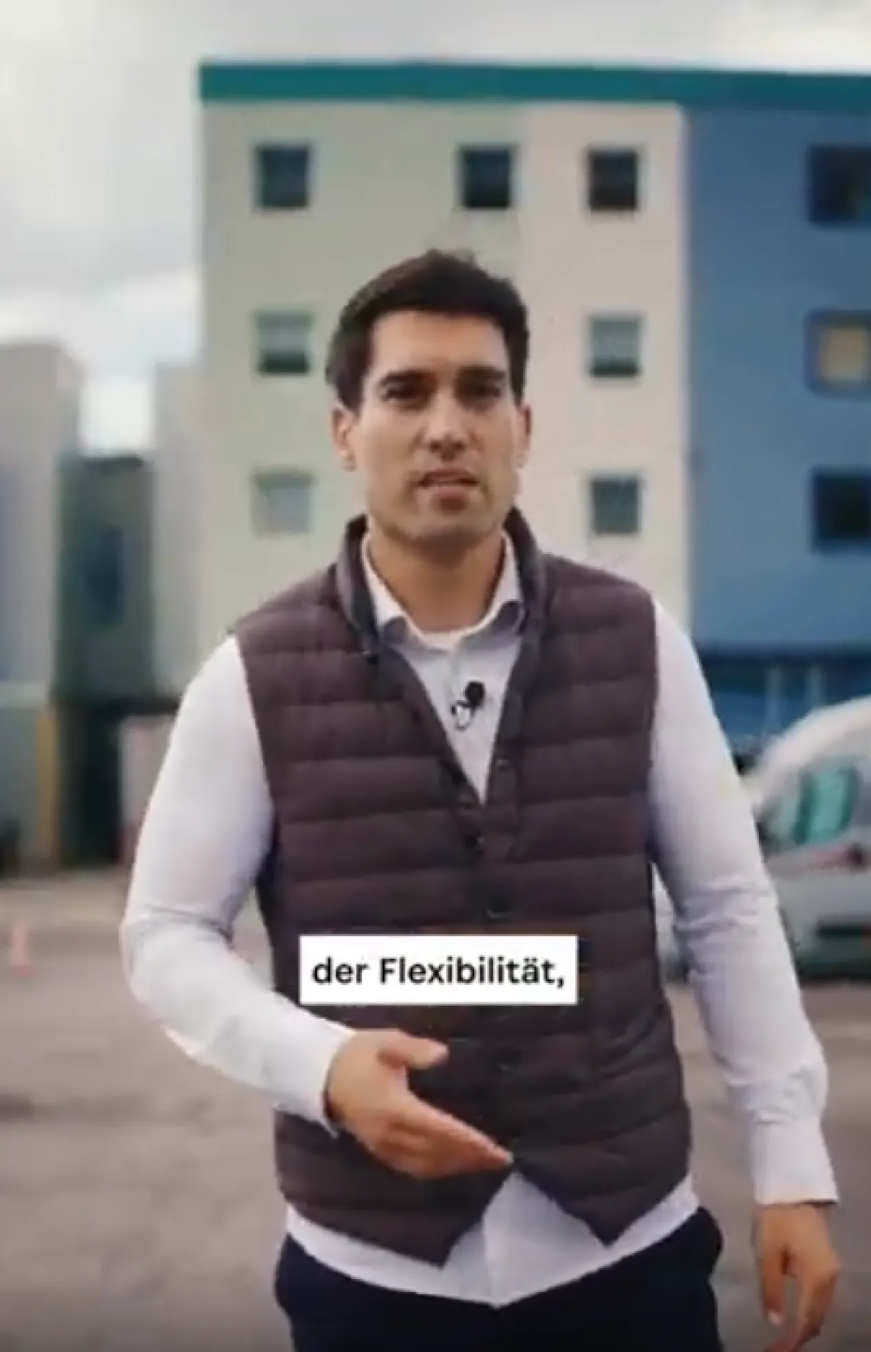 Wüstenlandschaft bei Sonnenuntergang mit zwei Kamelen und Bergen im Hintergrund.