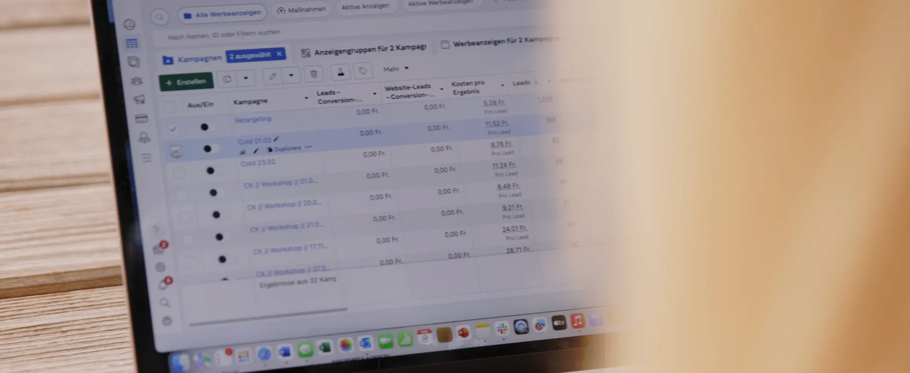 Bildschirm zeigt eine Benutzeroberfläche zur Verwaltung von Werbekampagnen mit einer Tabelle von Kampagnennamen, Conversion-Daten und Kosten.