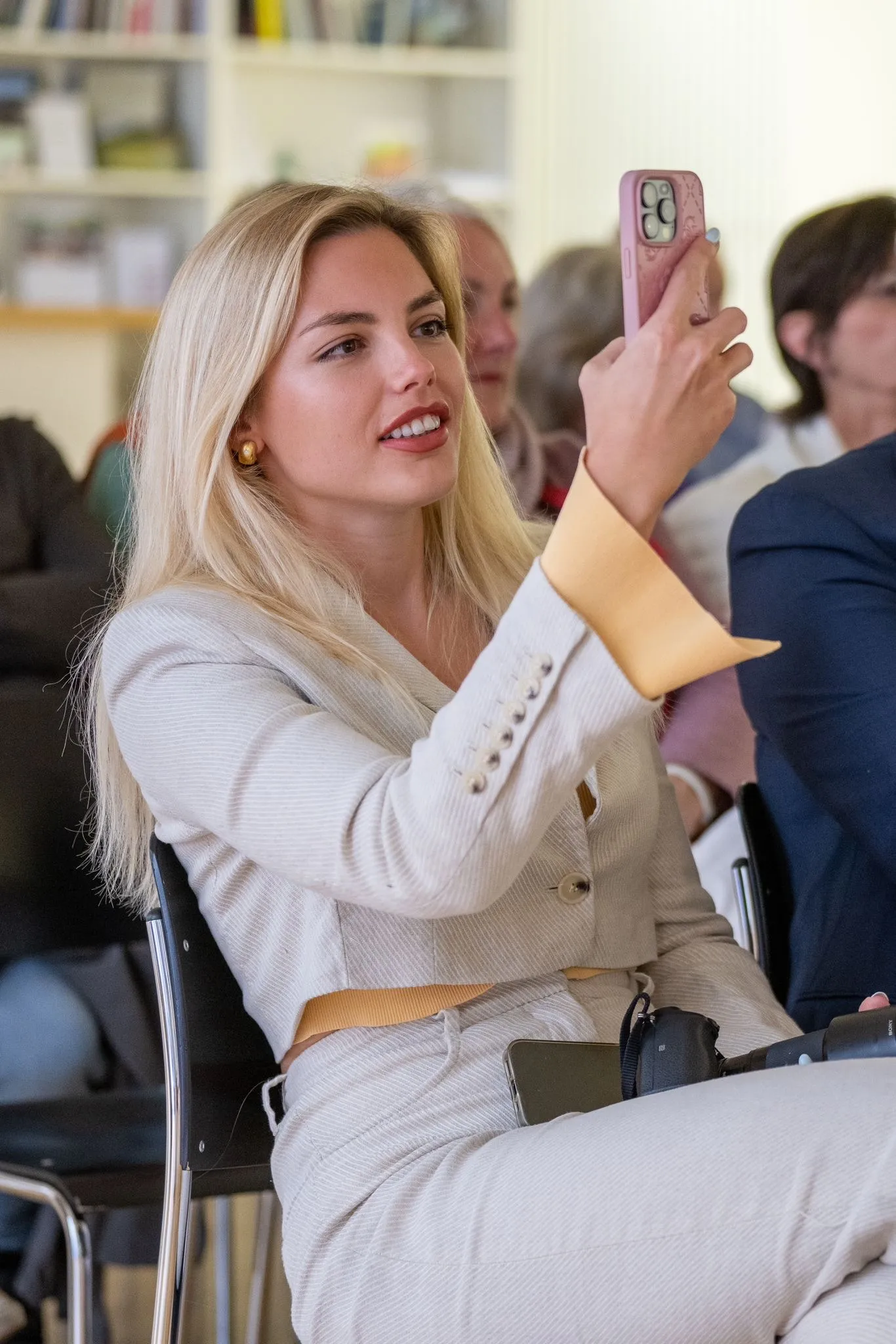 Porträt eines Mannes in einem dunklen Nadelstreifenanzug mit gestreifter Krawatte vor weißem Hintergrund.