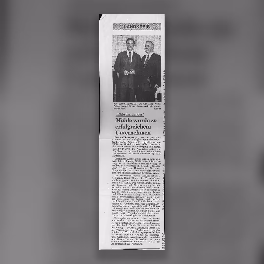 Zeitungsartikel zeigt Wirtschaftsminister Döring mit Werner Fränkle bei Auszeichnung für erfolgreiche Mühle.