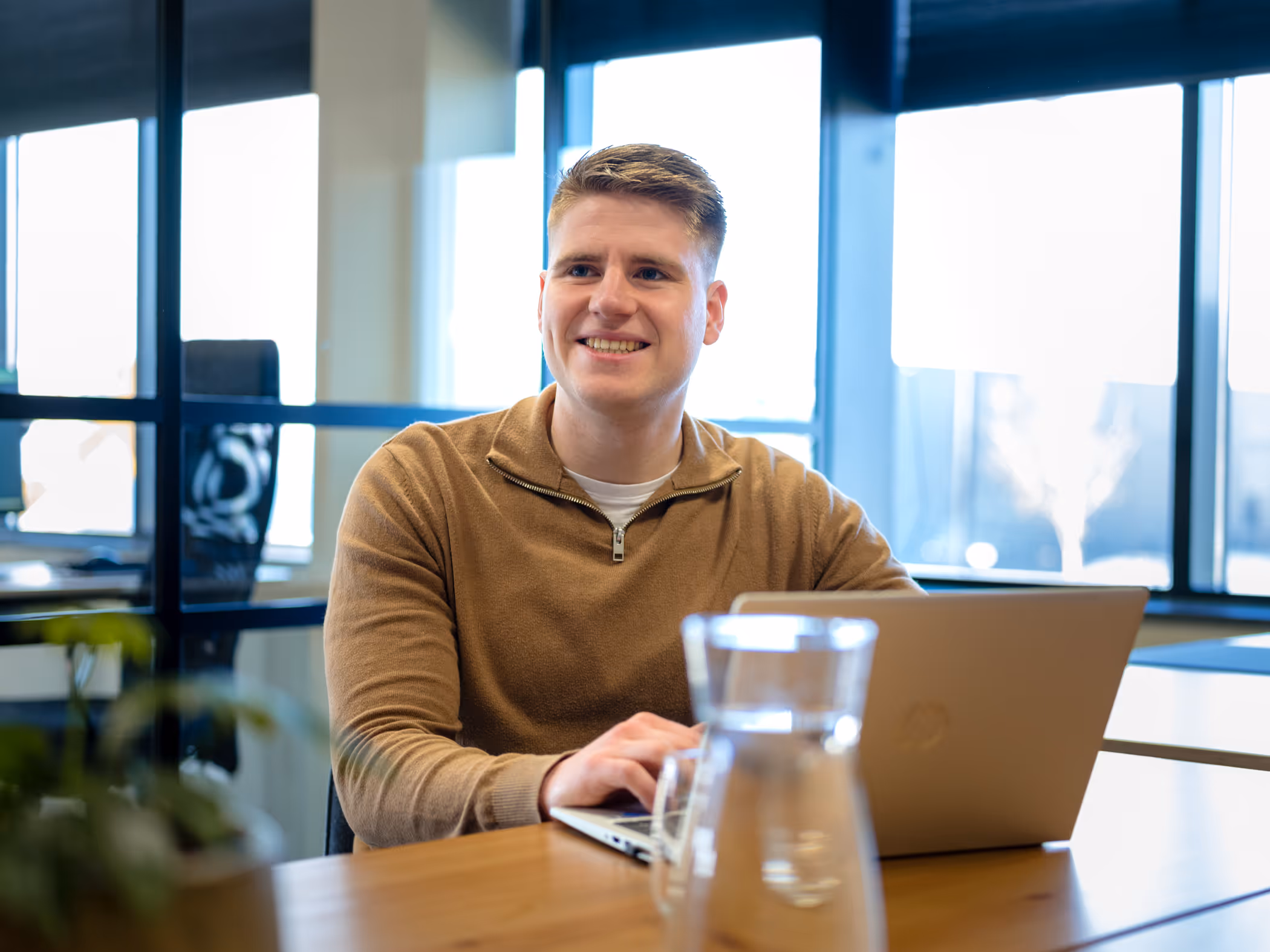 Gecertificeerde Security Officer van Fendix adviseert over informatiebeveiliging en ISO 27001 op locatie bij de klant.