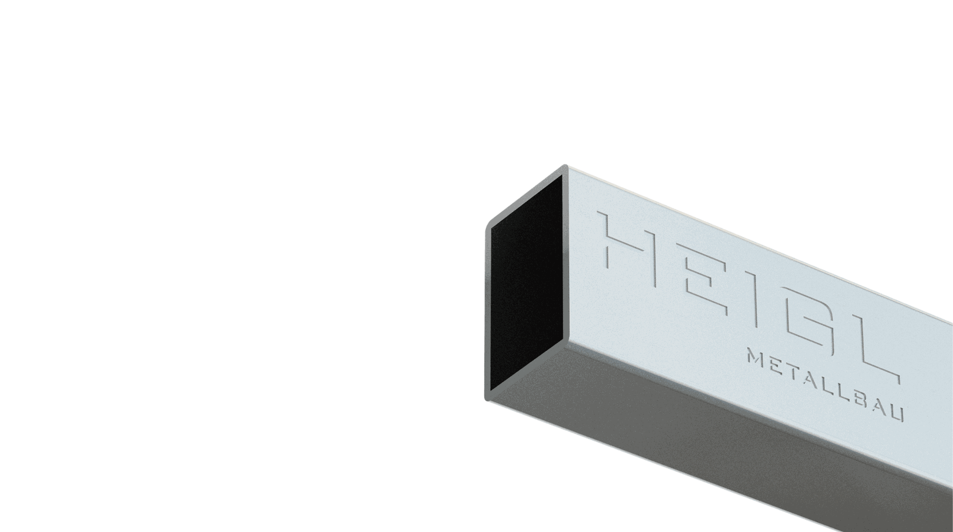 Vierkantrohr aus Metall mit eingeprägtem HEIGL Metallbau Schriftzug