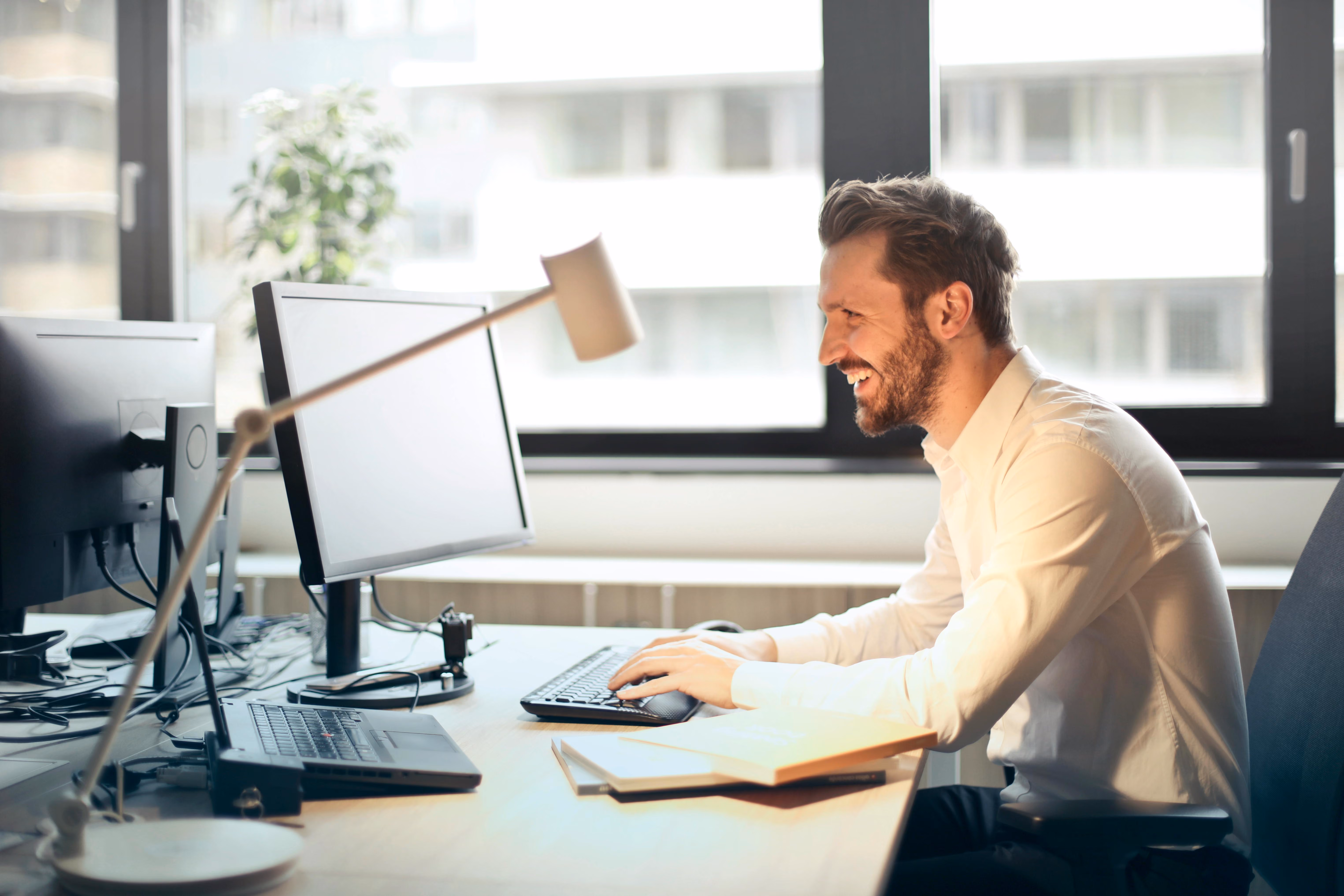 salarié souriant derrière son écran