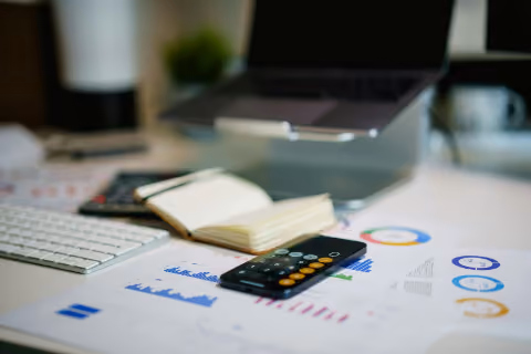 Calculatrice et documents illustrant le coût financier de la santé mentale