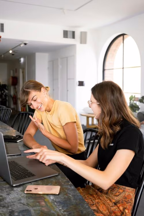 deux collaboratrices qui travaillent en harmonie