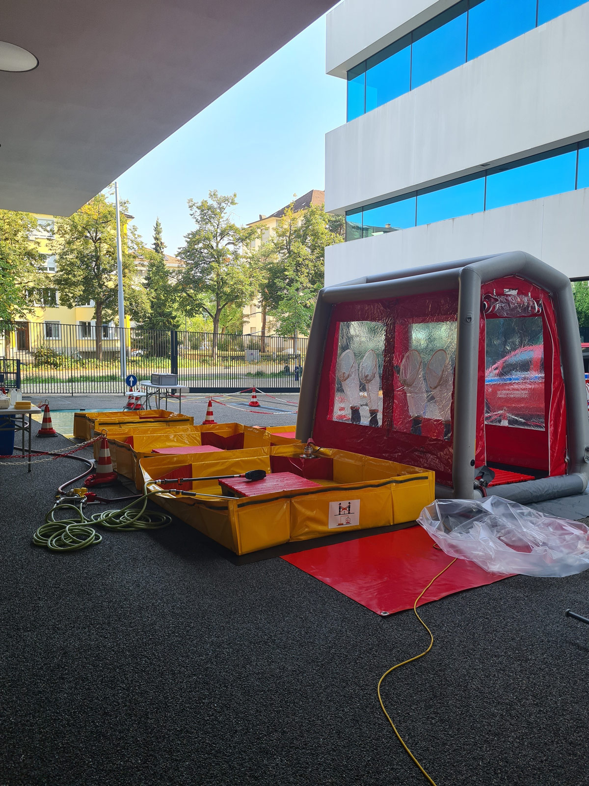 Mobile Dekontaminationseinrichtung für Personen.