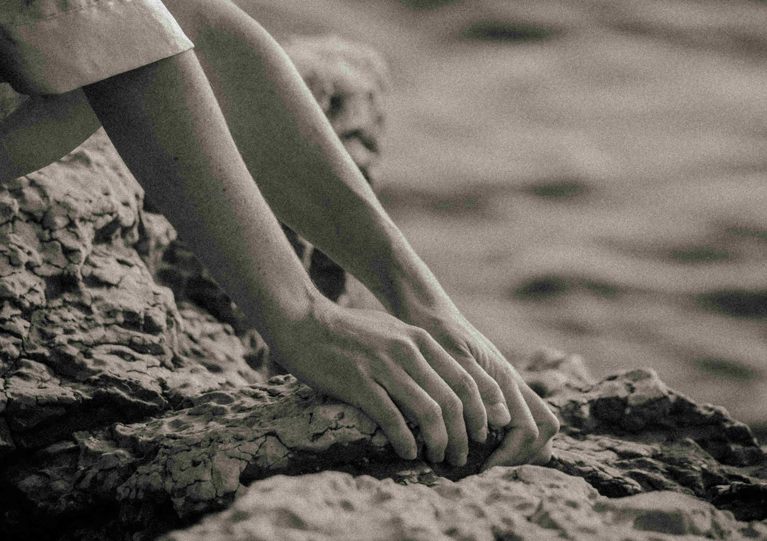 Les mains de Marine façonnant l'argile