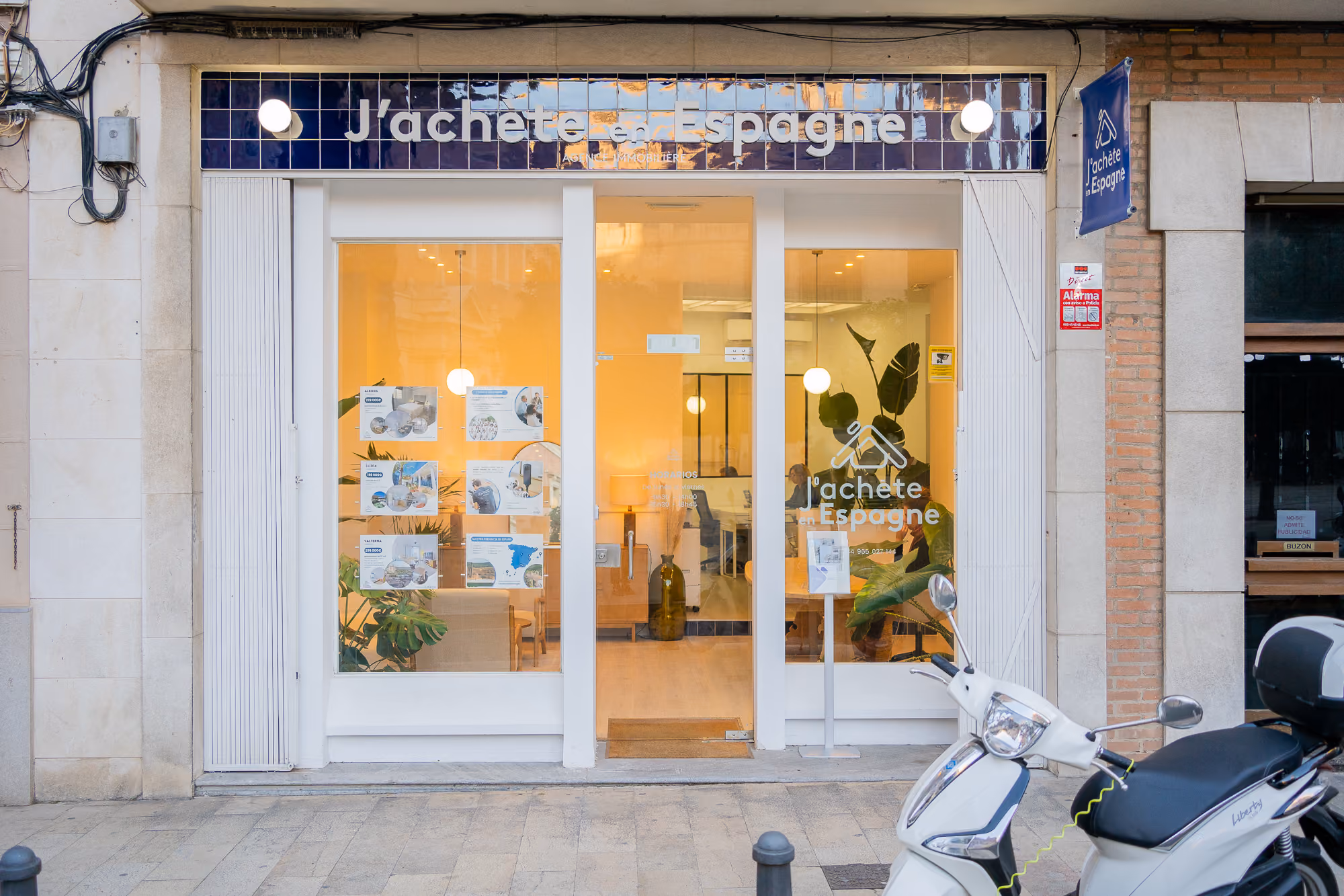 Devanture d'une agence francophone J'achète en Espagne