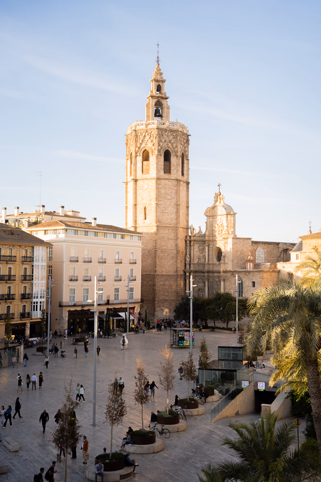 Place de la Reine et cathédrale de Valence, ville prisée pour investir en Espagne