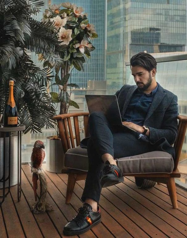 Homme se renseignant sur les visas en espagne