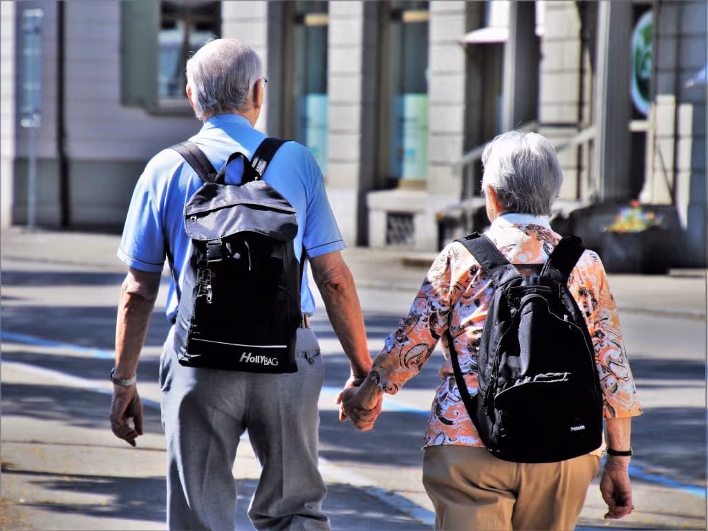 Image 12: Couple personne agée de dos