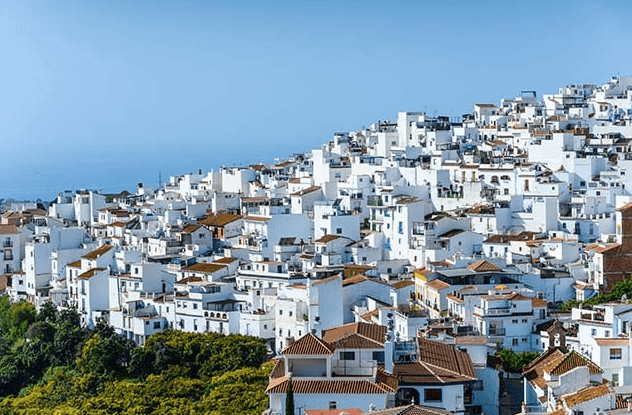 Vue sur les bâtiments blancs de la ville de Torrox, MÁLAGA