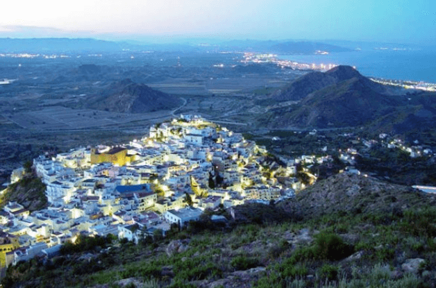 VUE SUR LA VILLE DE MOJÁCAR, ALMERÍA EN PLEINE NUIT