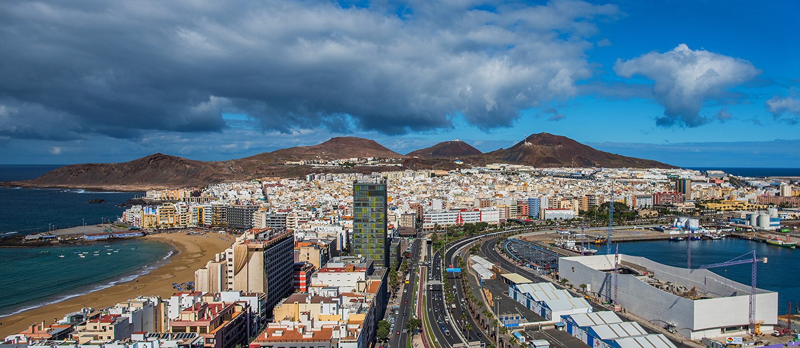 Image 1: Vue panoramique du quartier de Guanarteme à Las Palmas de Gran Canaria, montrant la plage de Las Canteras et l