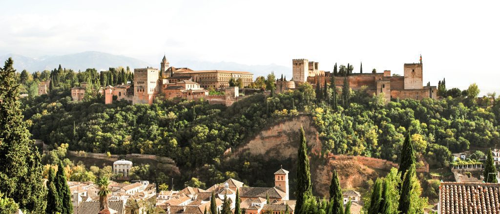 Image 5: Vue de l’Alhambra à Grenade, entre patrimoine et nature, reflet du potentiel locatif en Espagne en 2025.