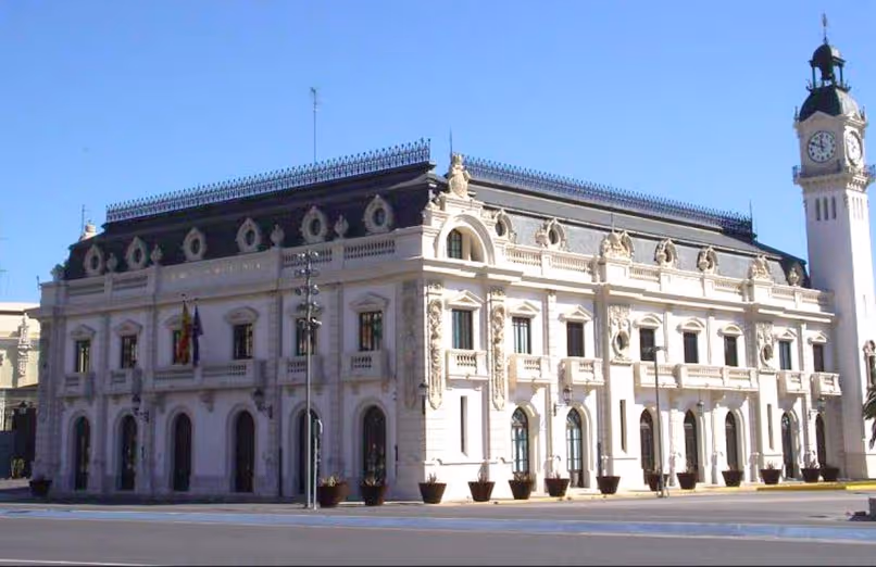Edificio del reloj à la marina de valencia