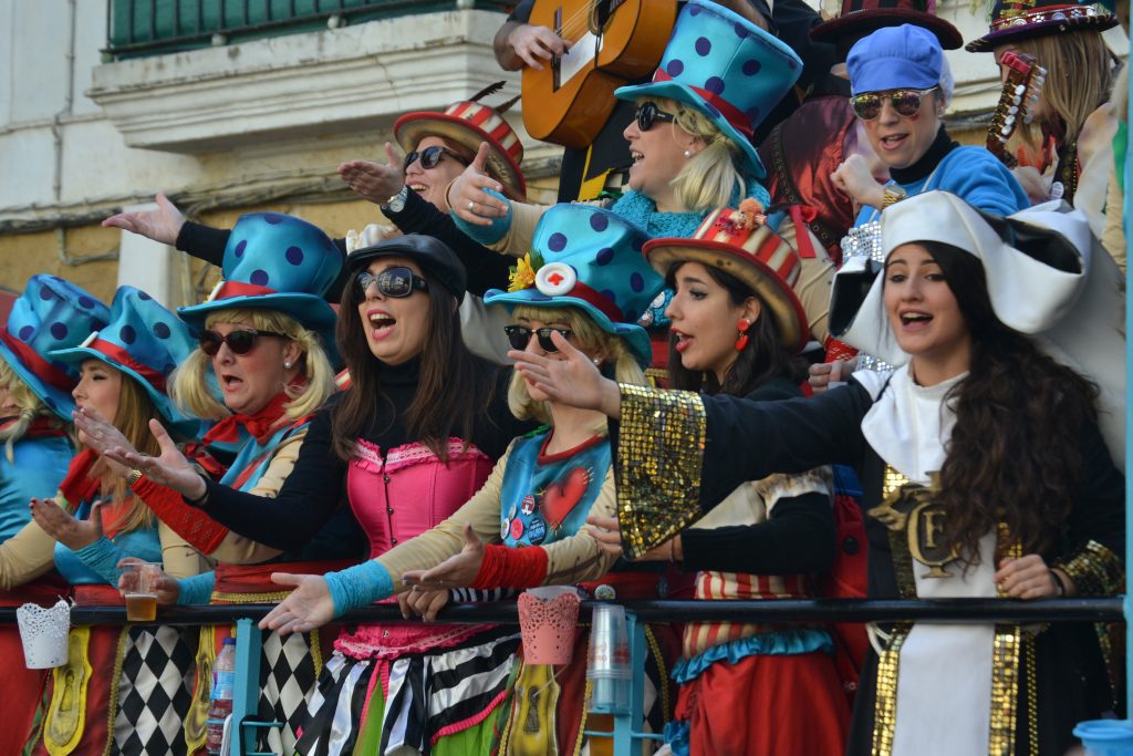 Participants costumés dans les rues du Carnaval de Cadix