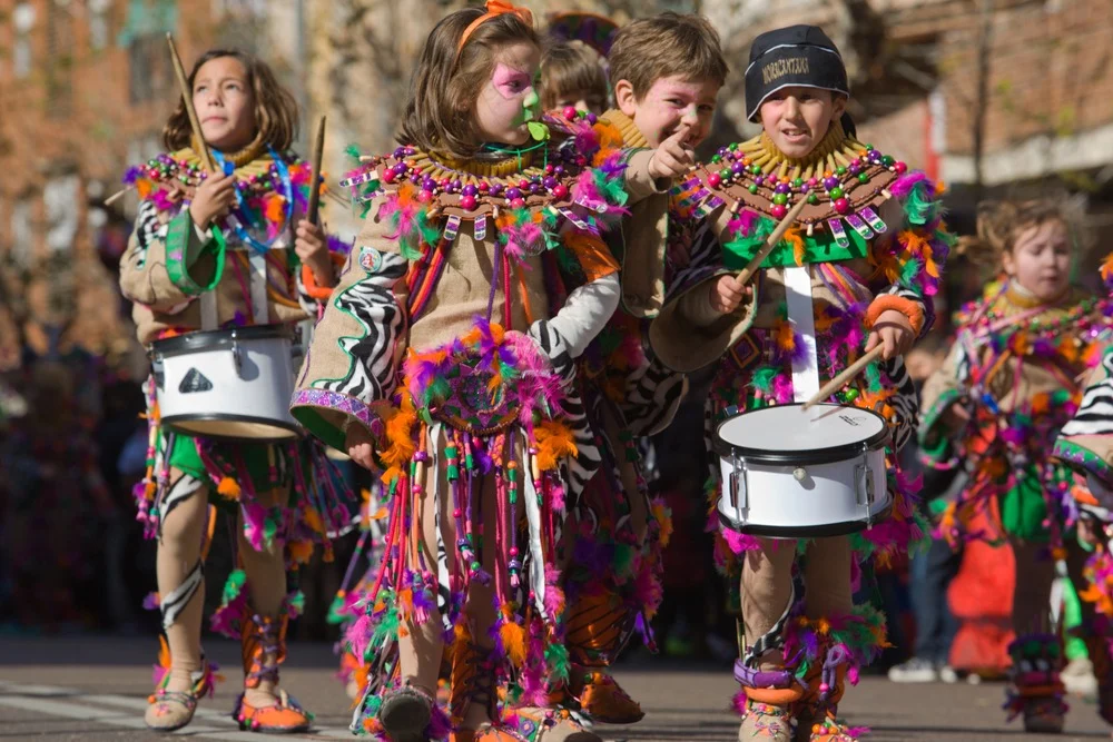 Enfant déguisé participant au défilé du carnaval en Espagne