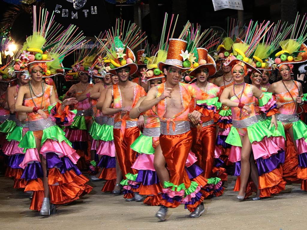 Participants costumés lors du carnaval de Sitges