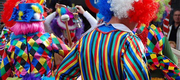 Costume de clown coloré porté lors du carnaval en Espagne