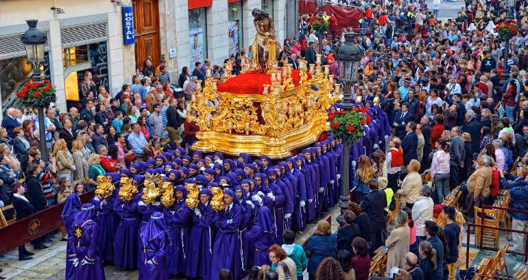 Image 5: Foule durant la semaine sainte en espagne