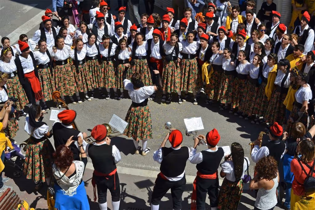 Image 4: Chant durant la semaine sainte en Espagne