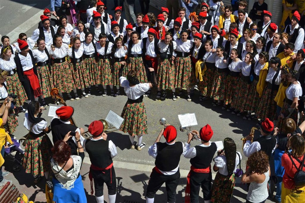 Image 4: Chant durant la semaine sainte en Espagne