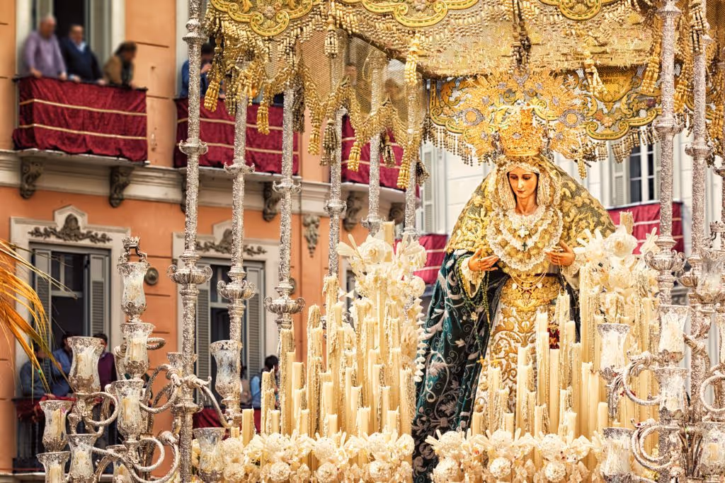 Image 1: Tradition, char et bougies semaine sainte en Espagne