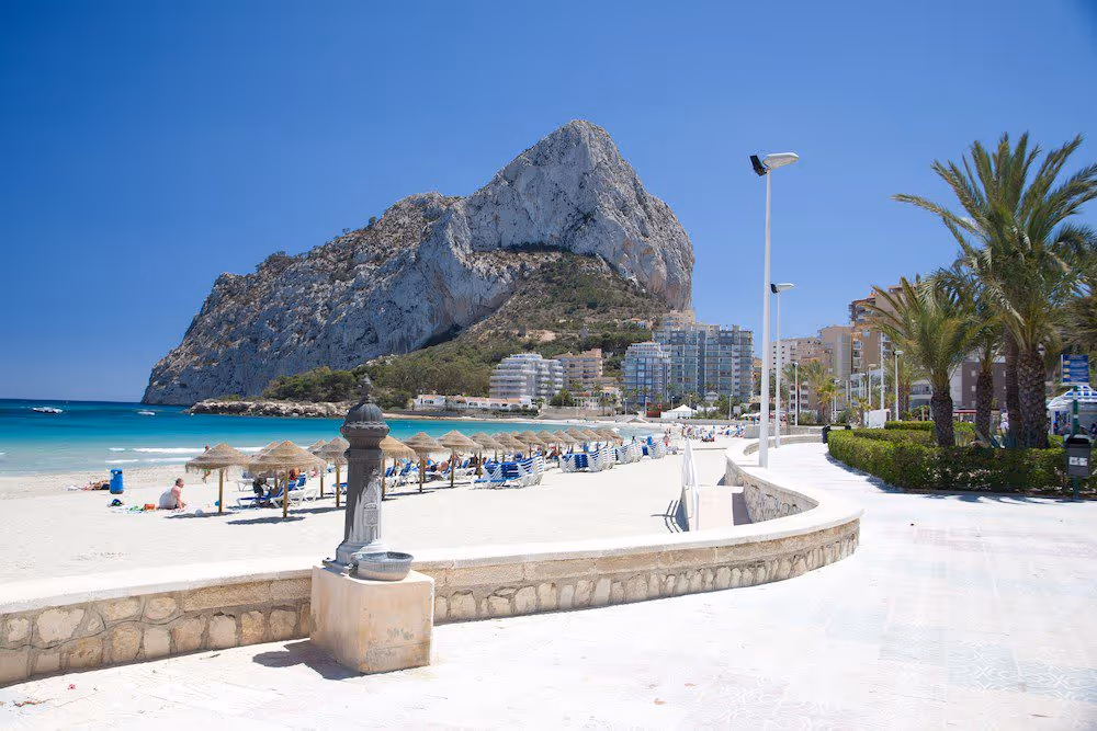 Plage de Calpe avec son rocher au loin