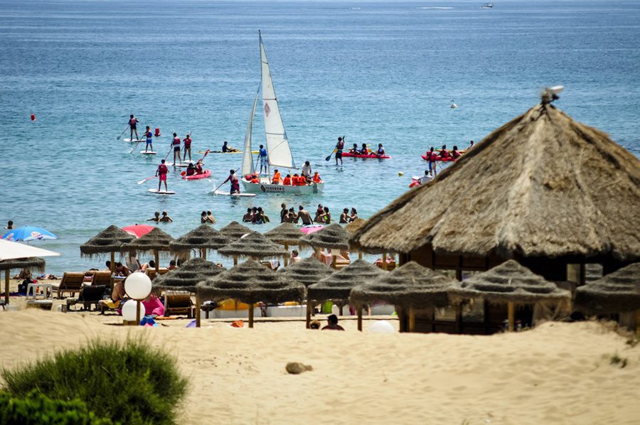 Plage de Elche avec des parasols - Costa Blanca